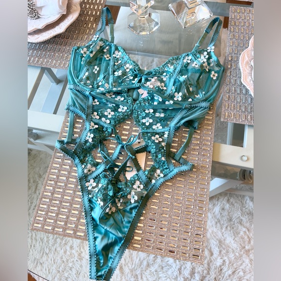 🤍 For Love & Lemons Daisy Embroidered Bodysuit NEW 38D - Picture 5 of 7